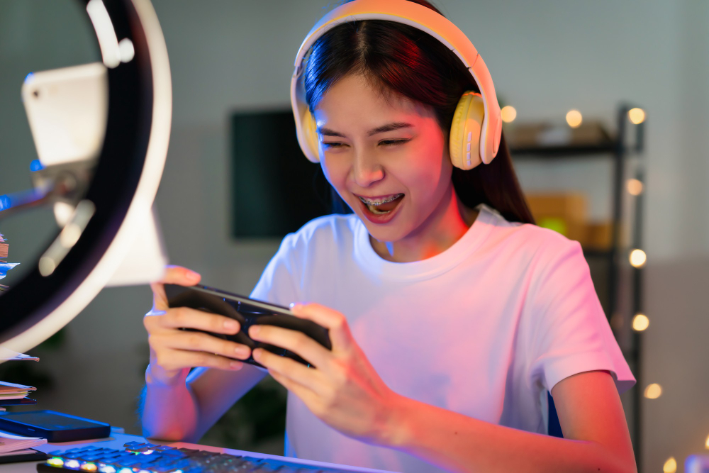perempuan-main-game-online-dengan-headphone